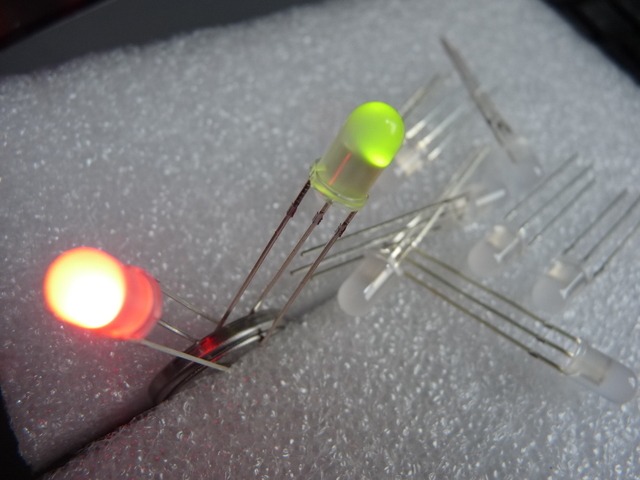 (10 of) Red Green LED 5mm Common Anode Misted/Diffuse